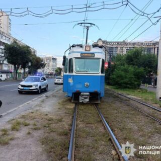 Трамвай збив чоловіка.