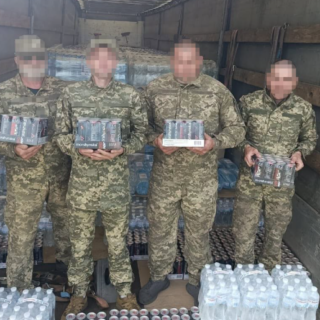 Передали воду військовим.