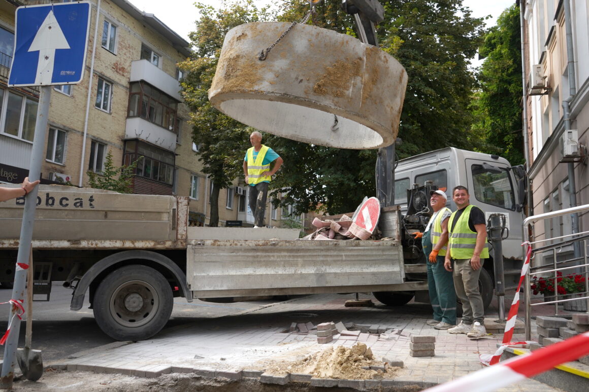 У Вінниці на Соборній встановлюють новий водогін