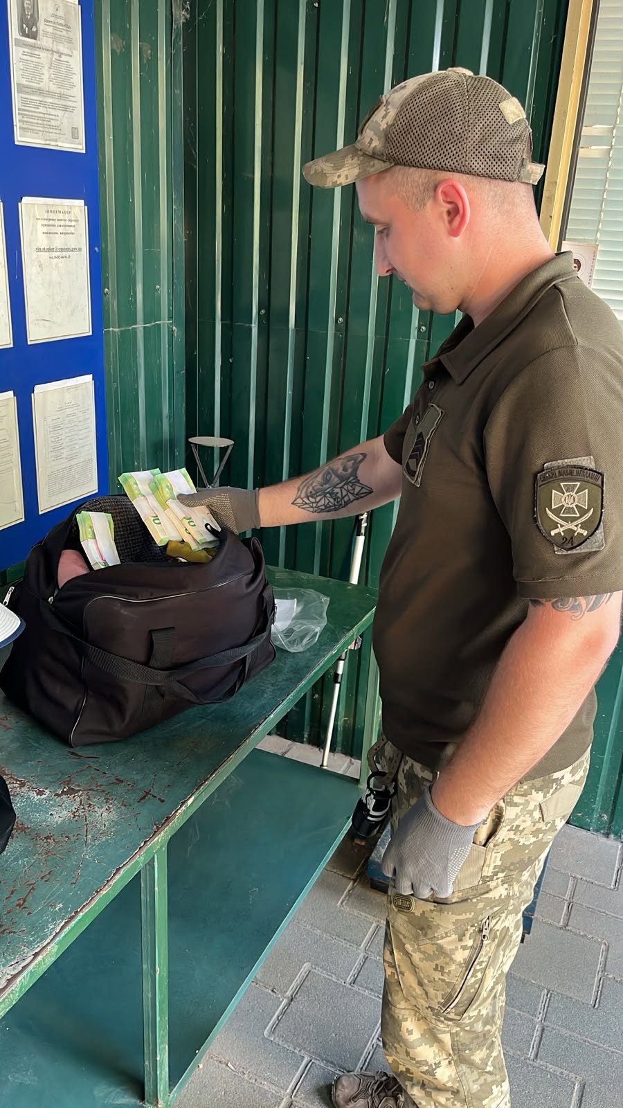 На Вінниччині на кордоні затримали жінку, яка везла через пачки незадекларованих євро