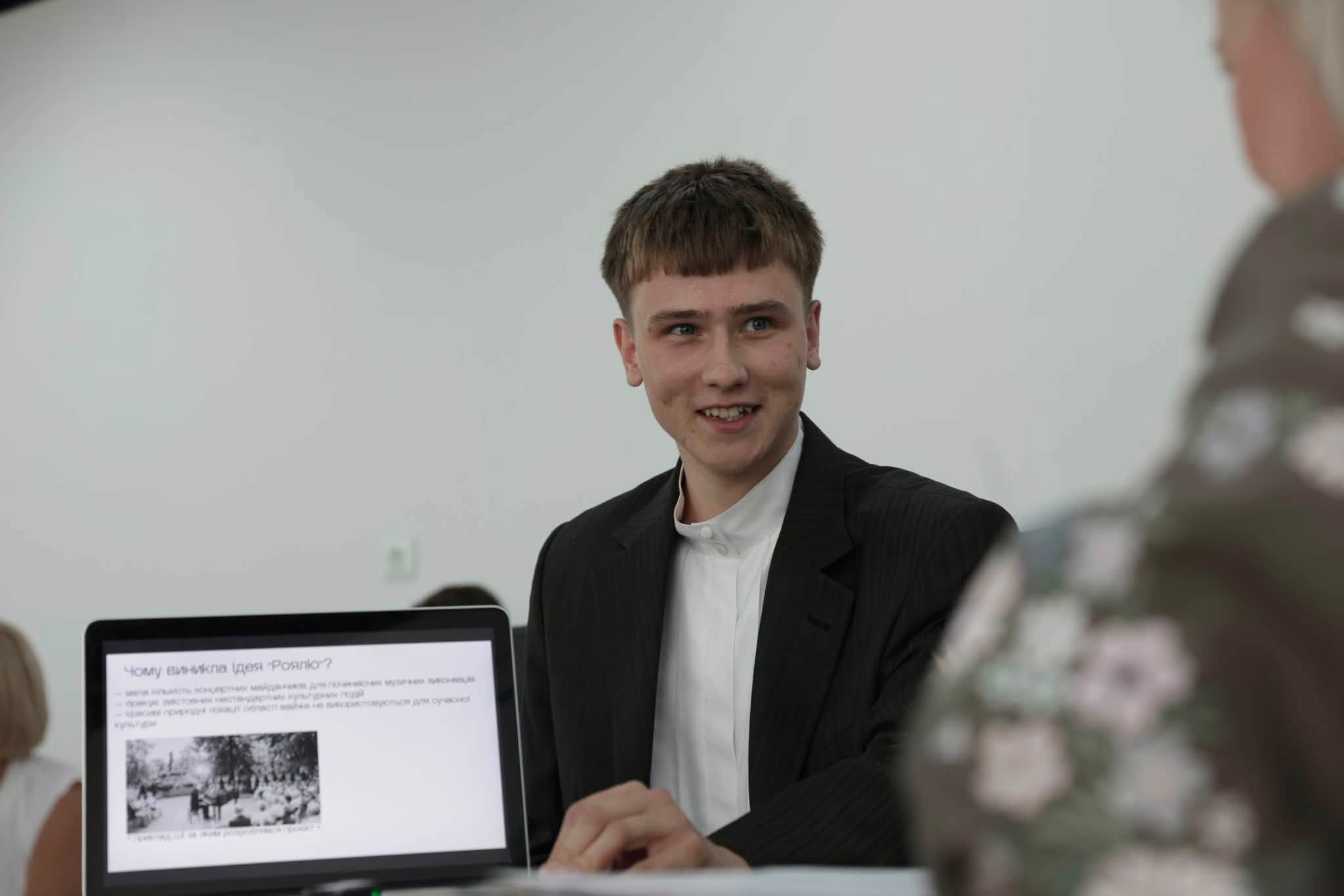 У Ладижині Заболотна наказала налагодити роботу системи е-Відновлення та підтримала молодого музиканта