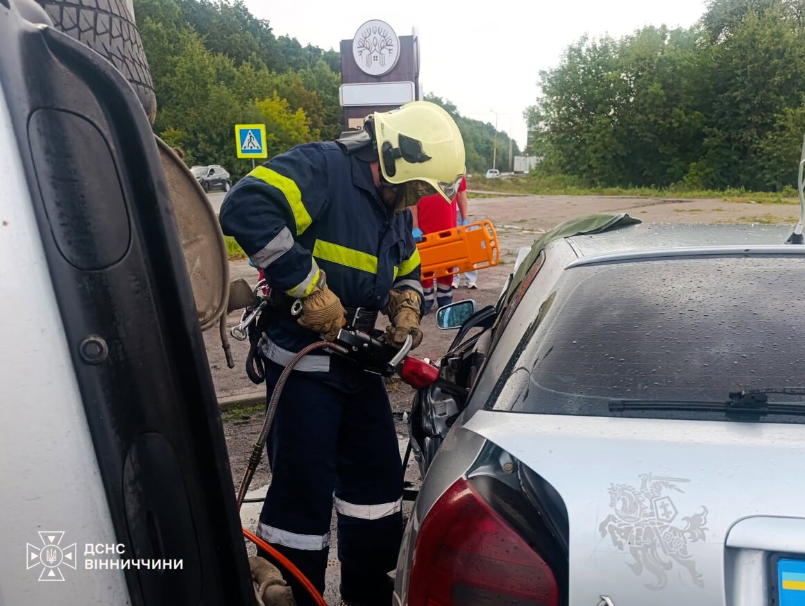 Неподалік Вінниці рятувальники визволяли затиснуту в салоні водійку