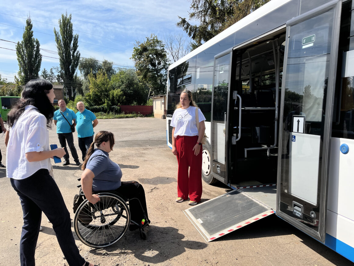 Вінницькі водії автобусів відпрацювали безбар’єрну посадку пасажирів