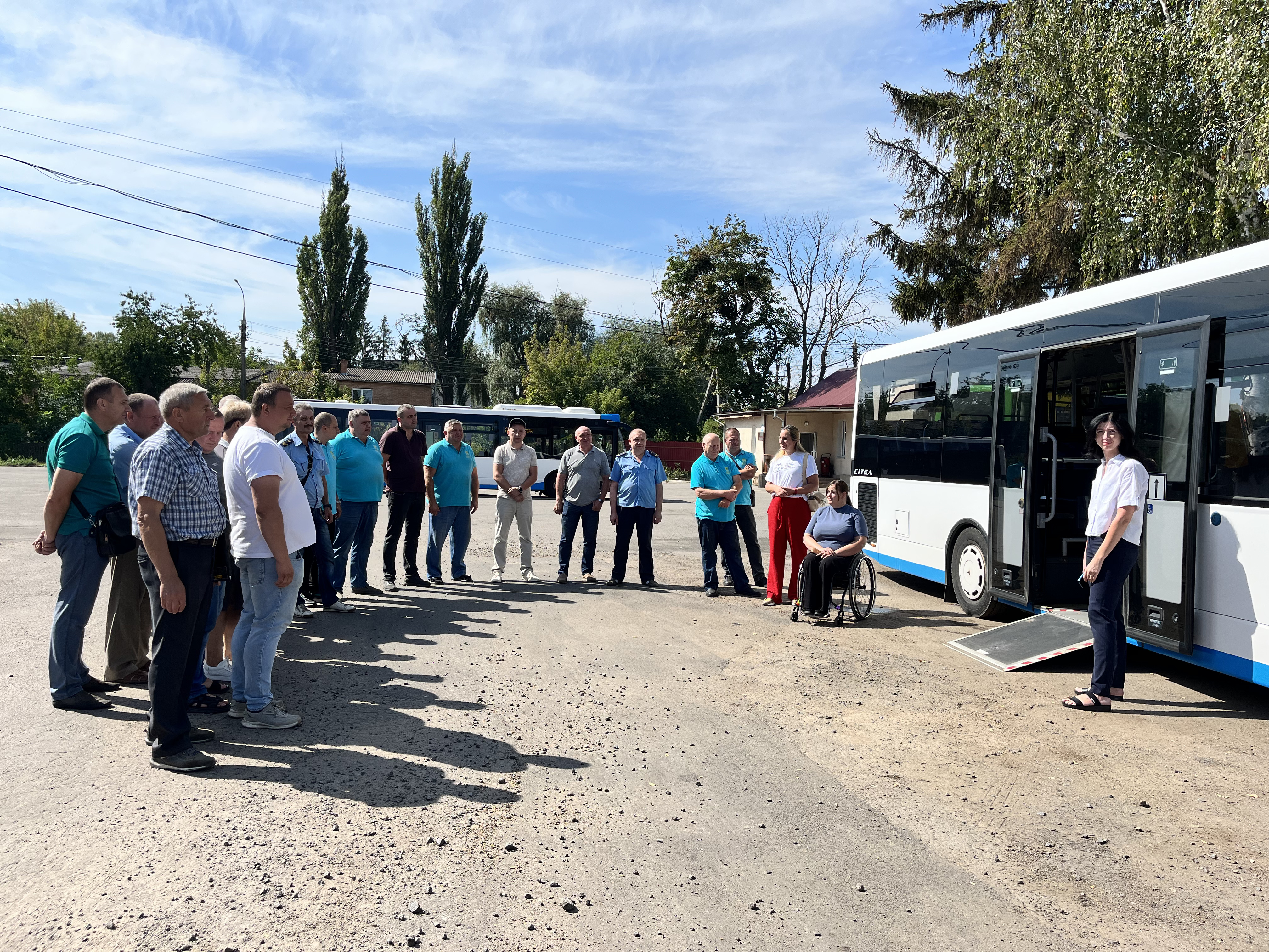 Вінницькі водії автобусів відпрацювали безбар’єрну посадку пасажирів