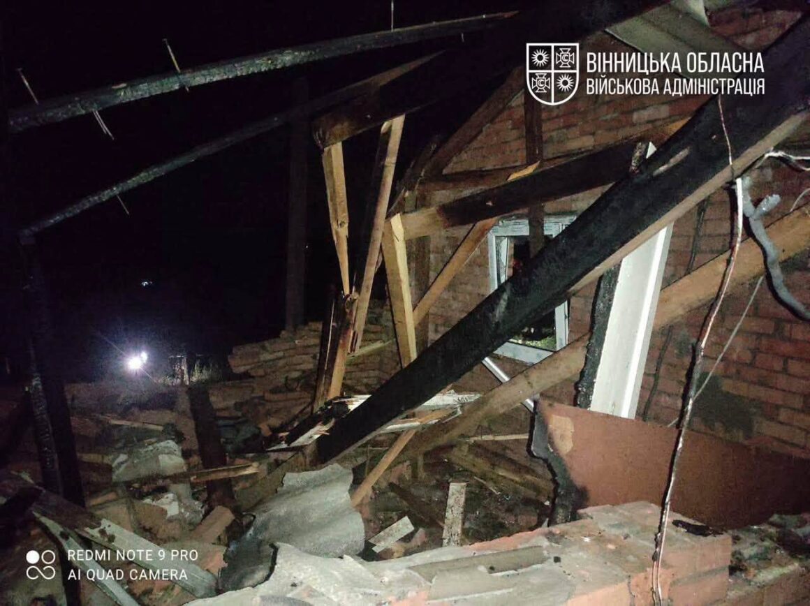 На Вінниччині через удар російського БпЛА загорілася господарча будівля