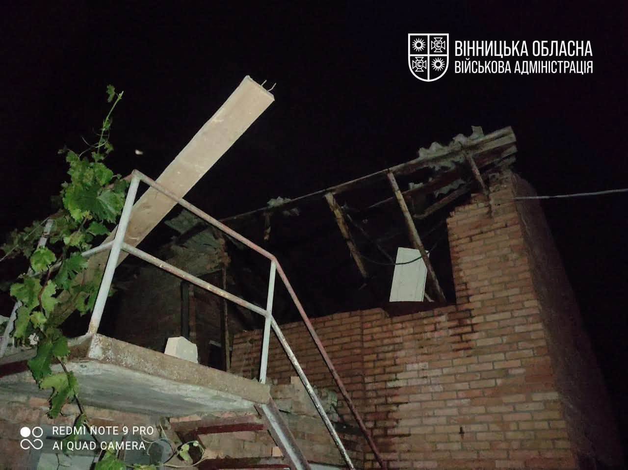 На Вінниччині через удар російського БпЛА загорілася господарча будівля