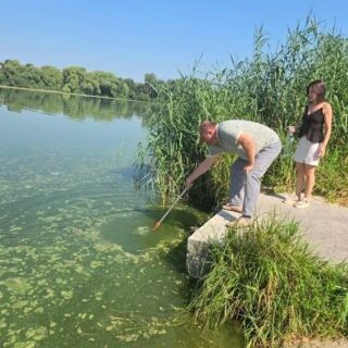 Беруть проби води.