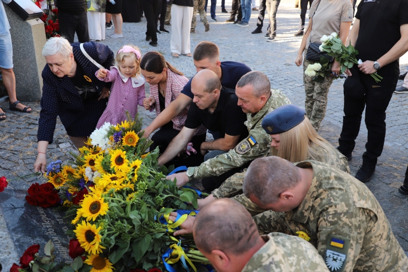 У Вінниці до Меморіалу Слави поклали соняшники та відправили молебень