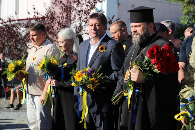 У Вінниці до Меморіалу Слави поклали соняшники та відправили молебень