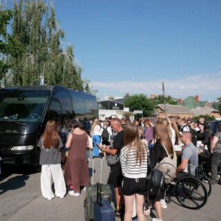 Діти їдуть на відпочинок.