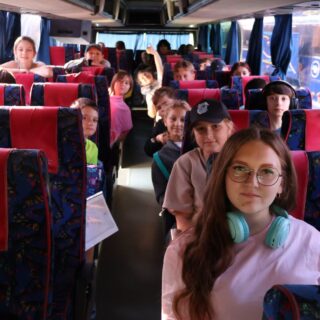Діти їдуть на відпочинок.
