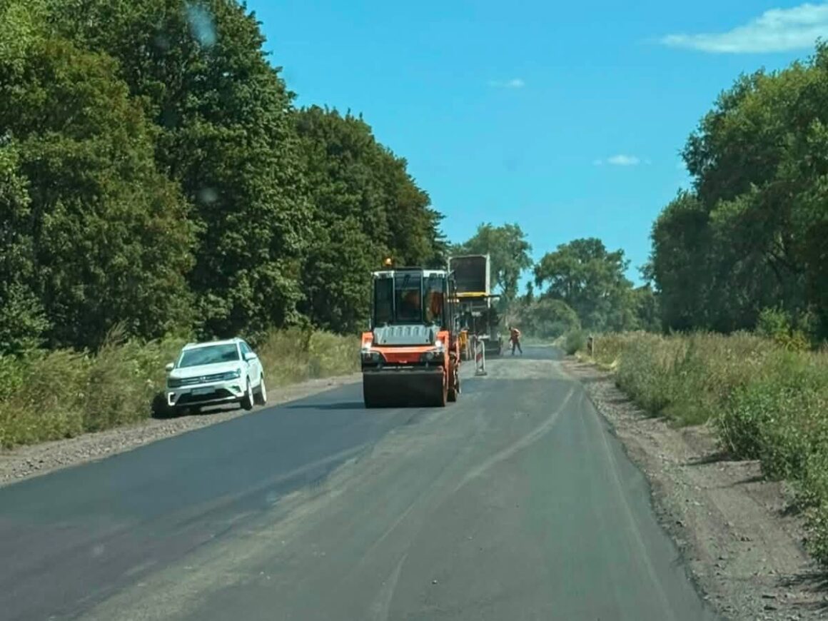 На Вінниччині ремонтують найбільш пошкоджену дорогу