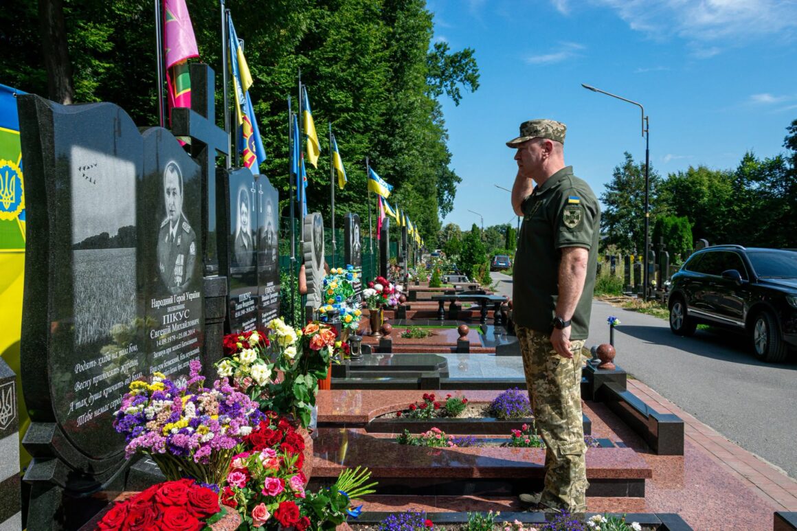 У Вінниці генерал-лейтенант Сергій Дейнеко вшанував пам’ять Героя України Євгенія Пікуса