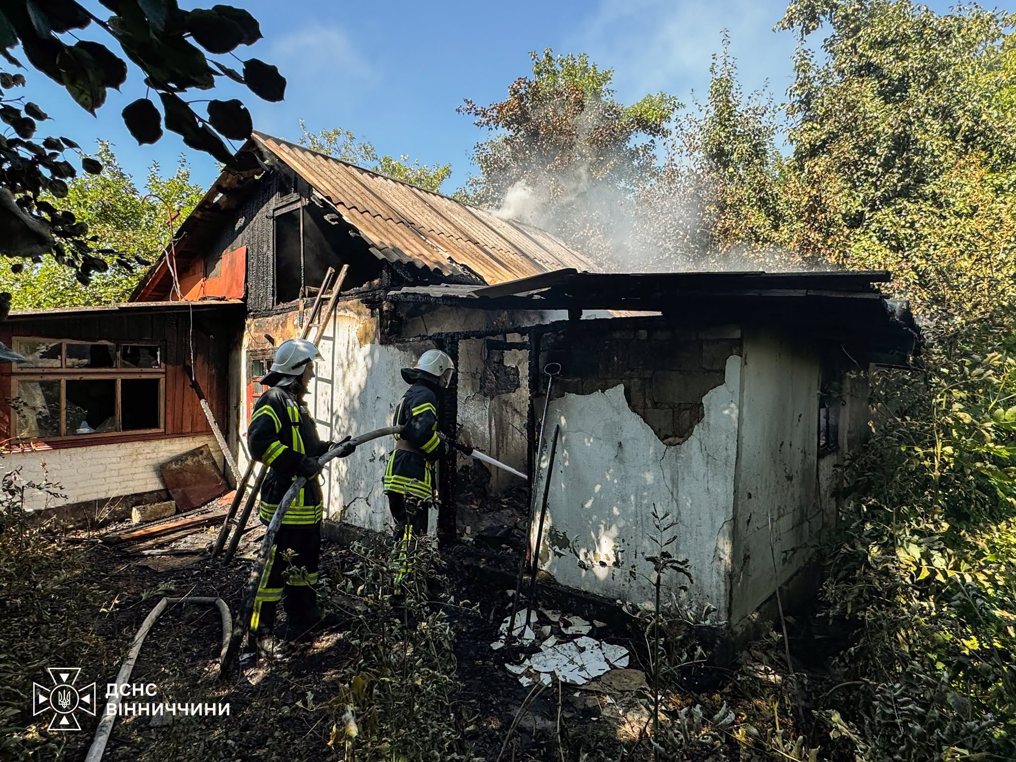 На Вінниччині горіли екосистеми, будівлі, автомобіль