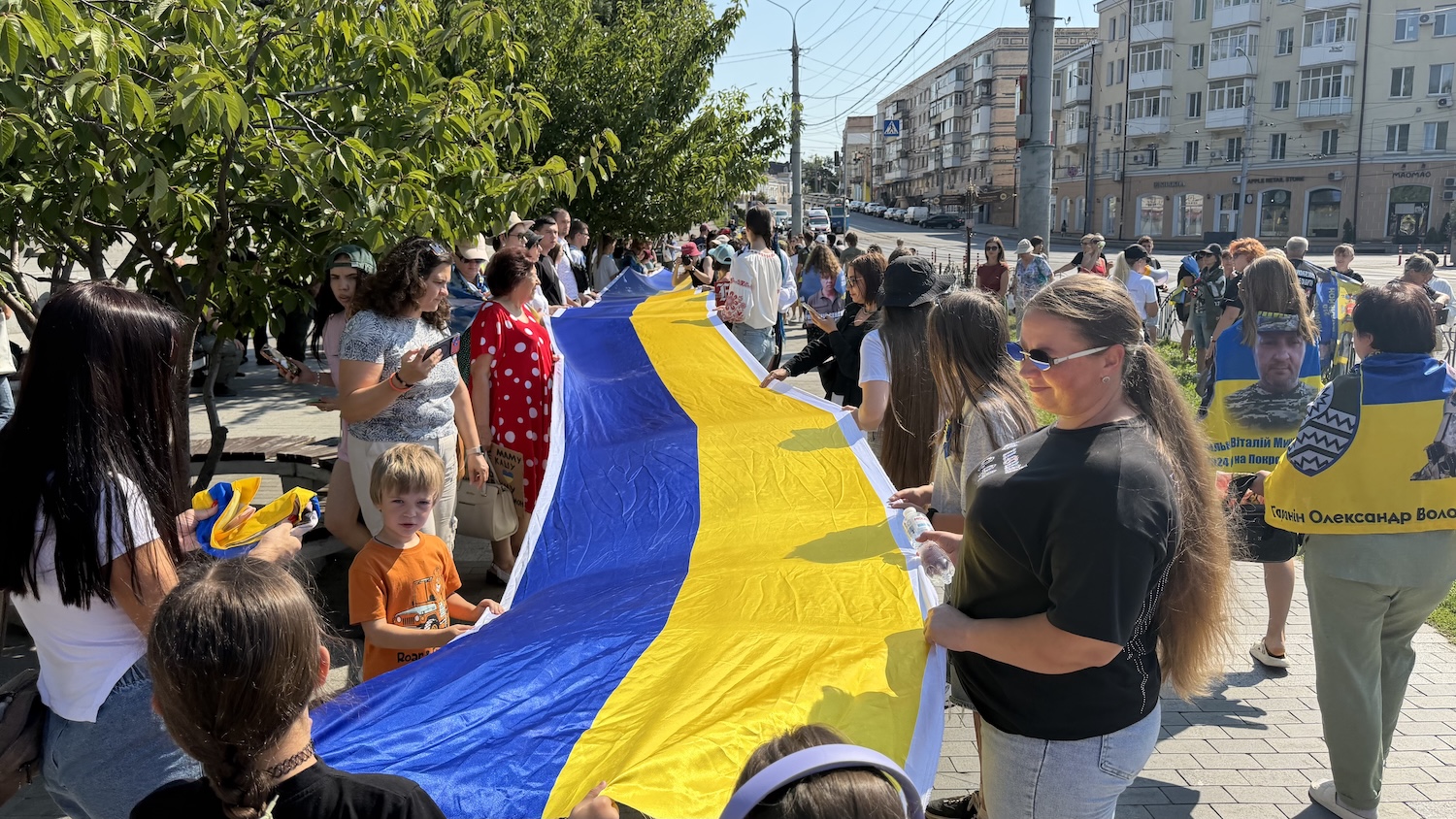 Понад 200 вінничан пронесли 100-метровий прапор через центр міста