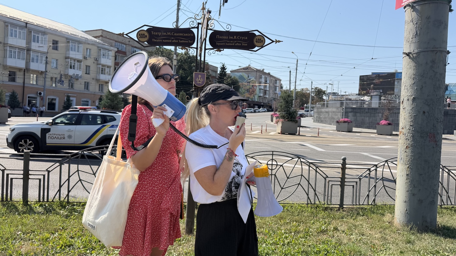 Понад 200 вінничан пронесли 100-метровий прапор через центр міста