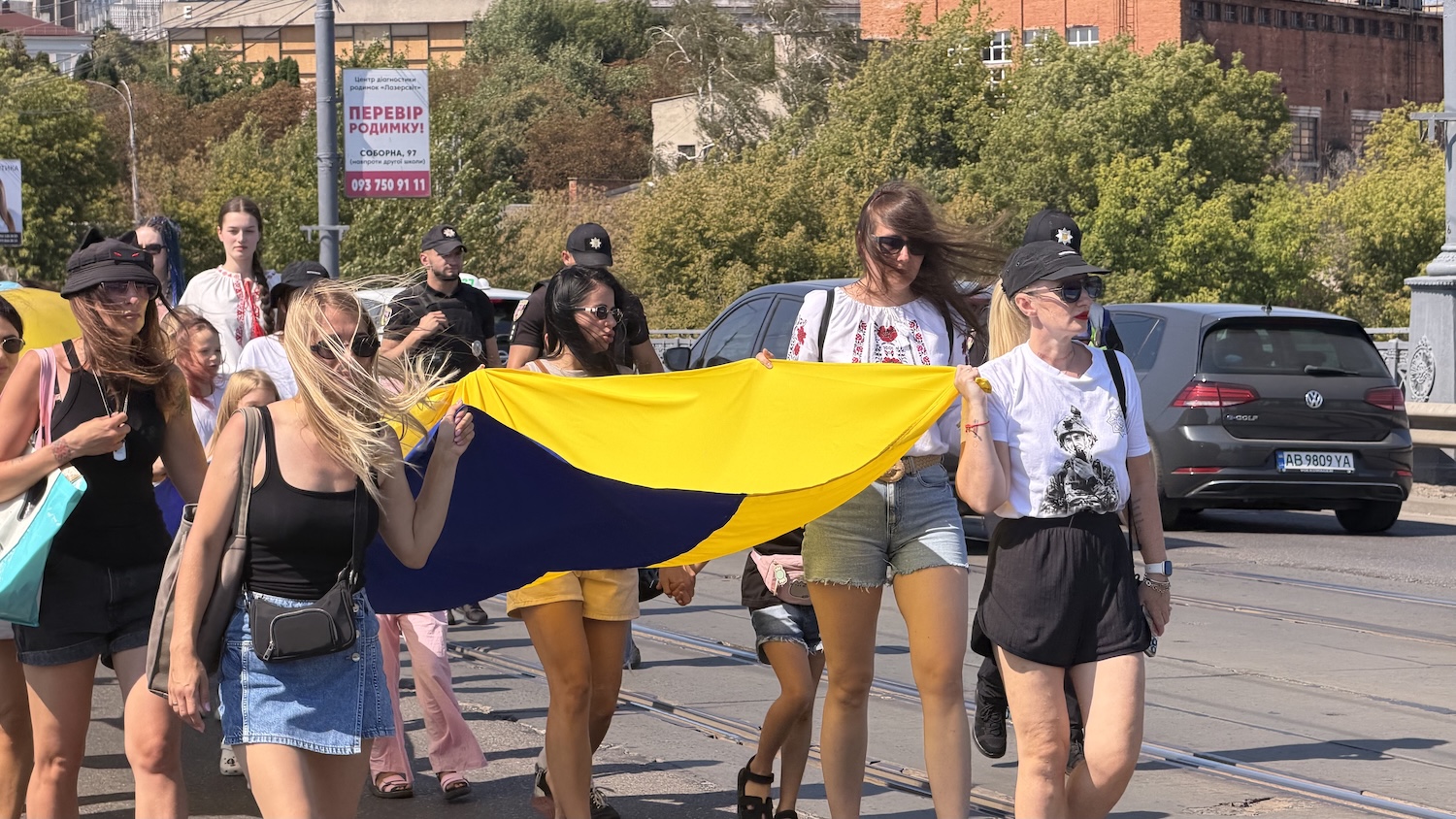 Понад 200 вінничан пронесли 100-метровий прапор через центр міста