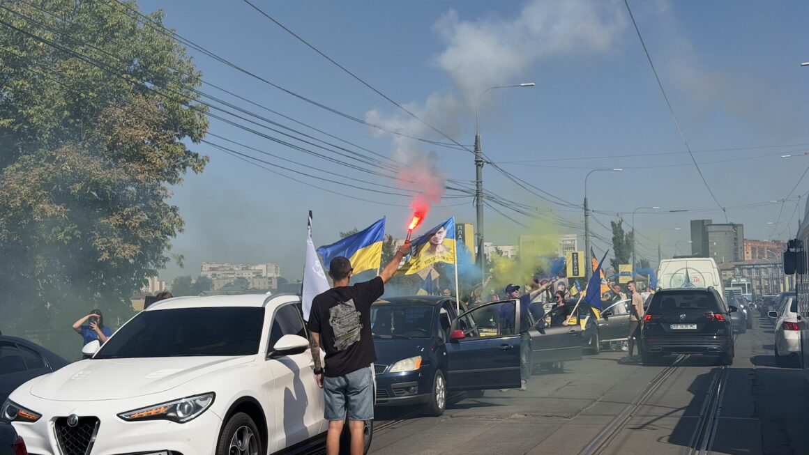 Понад 300 авто, прапори та портрети Героїв: у Вінниці провели пам’ятний автопробіг