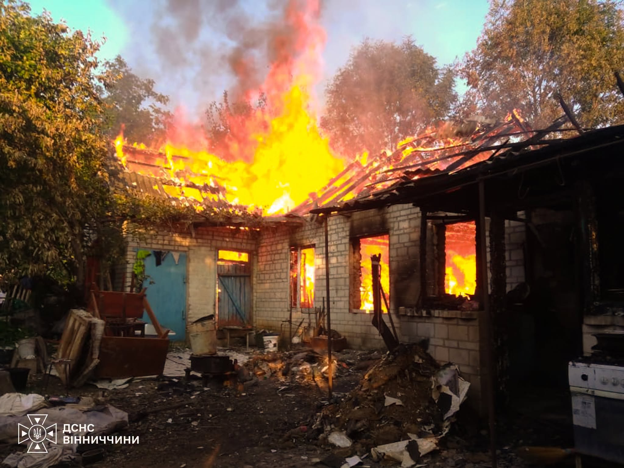 На Вінниччині згорів комбайн в полі