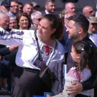 Президент вручив відзнаку дівчинці.