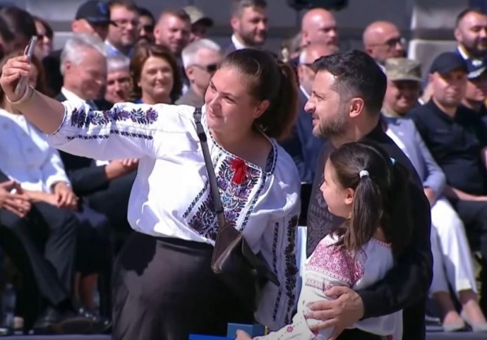 Дев’ятирічна Марія Красота з Вінниччини отримала з рук Зеленського відзнаку «Майбутнє України»