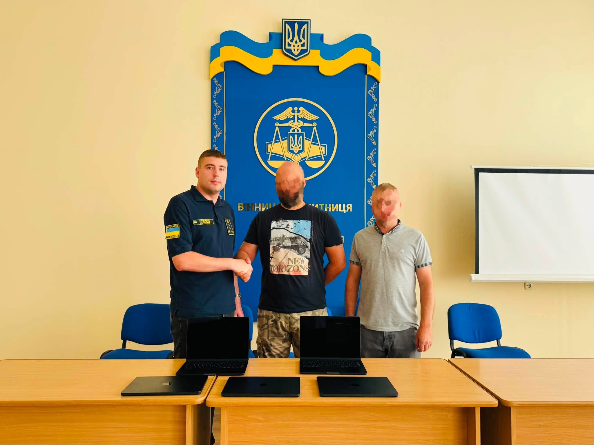 У Вінниці митники передали військовим конфісковані ноутбуки «Apple»