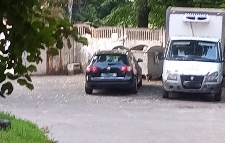 Припарковані з порушенням автвки вінничан заважають вчасно вивозити сміття у спеку
