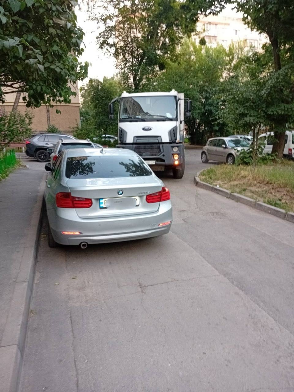 Припарковані з порушенням автвки вінничан заважають вчасно вивозити сміття у спеку