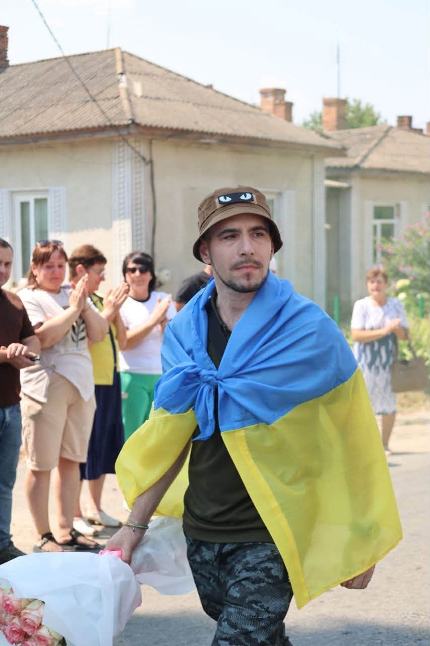 Після двох років полону у Чернівцях на Вінниччині зустріли Костянтина Горнічанського