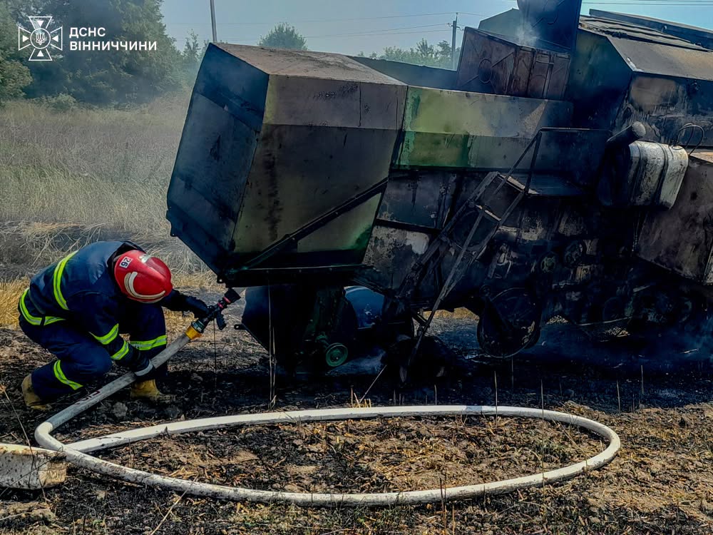 На Вінниччині горів комбайн, сховища сіна та гараж