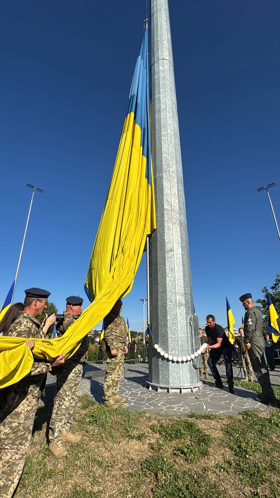 У День Прапора у Вінниці урочисто підняли державний стяг