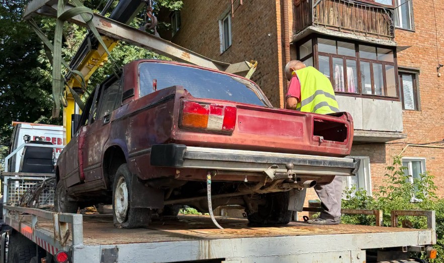 У Вінниці прибрали занедбаний автомобіль, який заважав заїзду до дитячого садочка