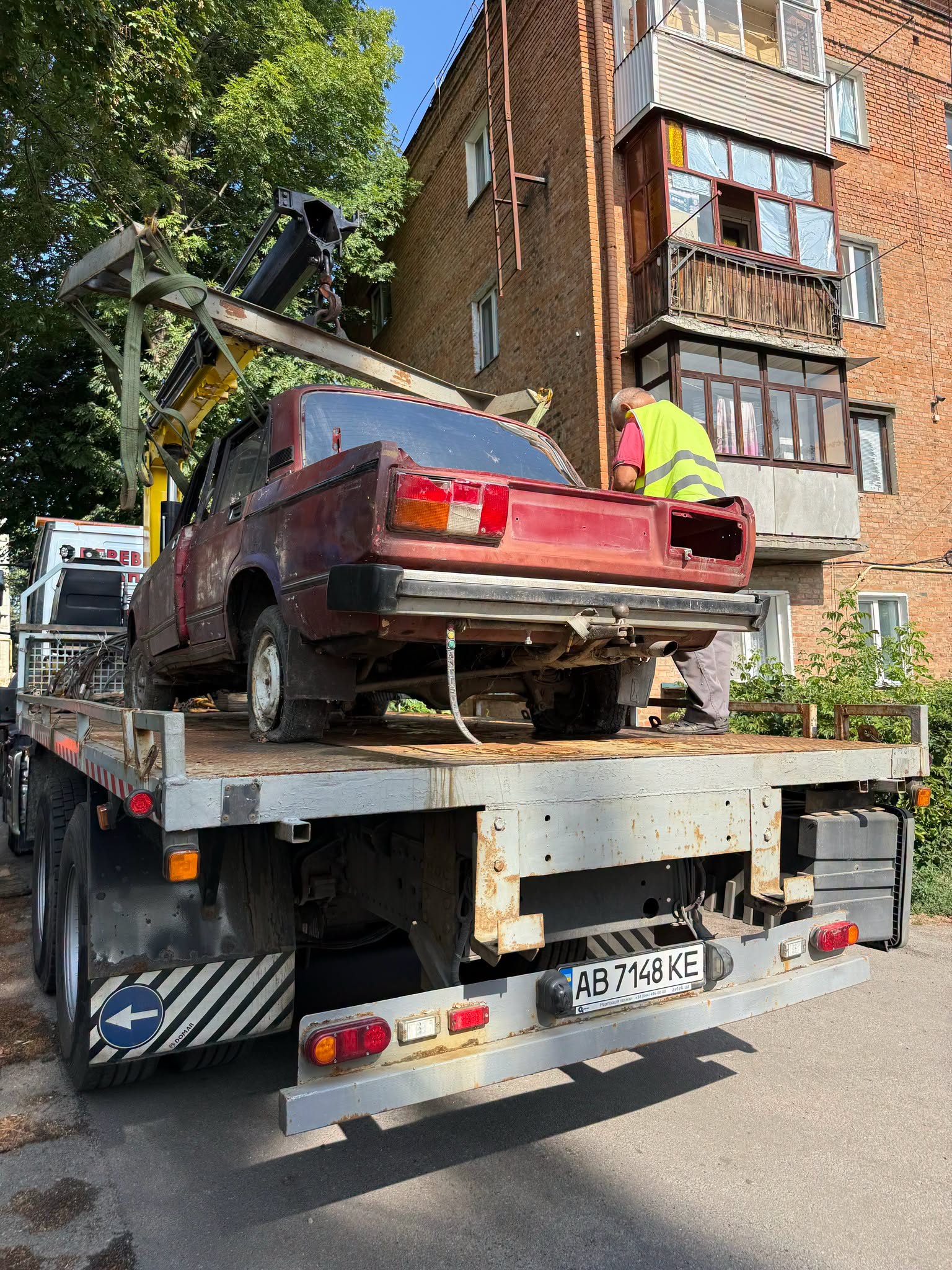 У Вінниці прибрали занедбаний автомобіль, який заважав заїзду до дитячого садочка