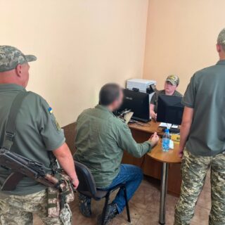 Затримали на кордоні.