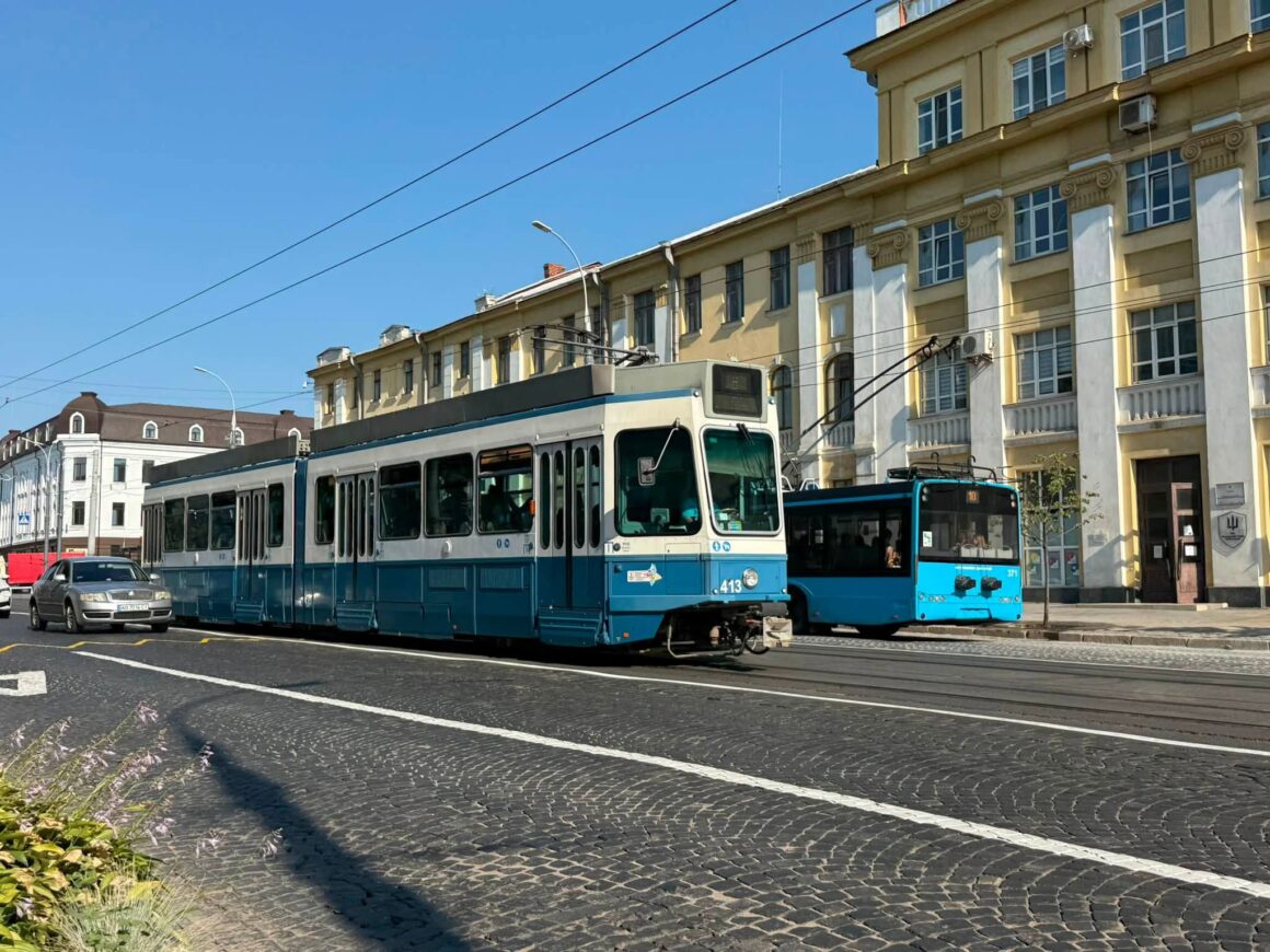У Вінниці на Соборній нанесли розмітку на відремонтовані ділянки бруківки