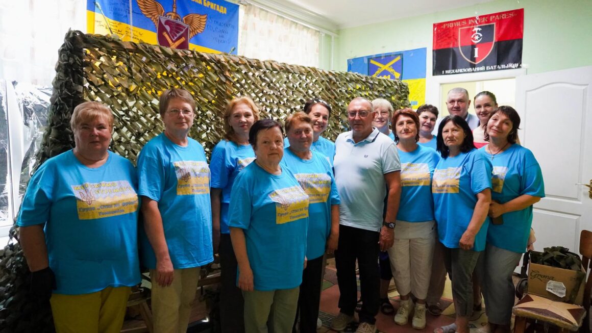 У Томашполі на Вінниччині чотири роки жінки плетуть маскувальні сітки для наших воїнів