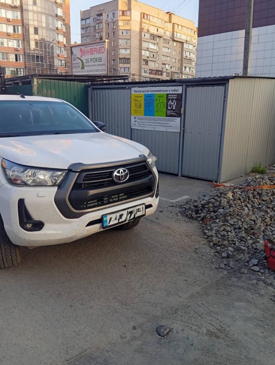 Автівка завадила вивезти сміття вінницьким комунальникам