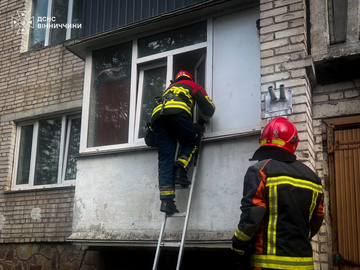 У Вінниці рятувальники, щоб допомогти жінці, лізли через балкон