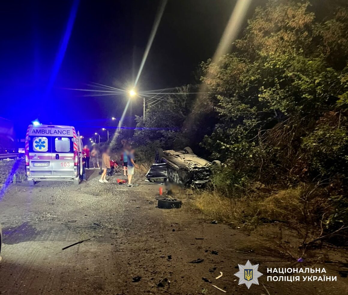 Поблизу Бердичіва перекинулася автівка з вінничанами, водій та дитина загинули