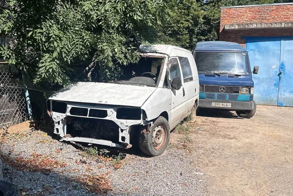 У Вінниці вивезуть з дворів ще 10 автівок, які залишили власники