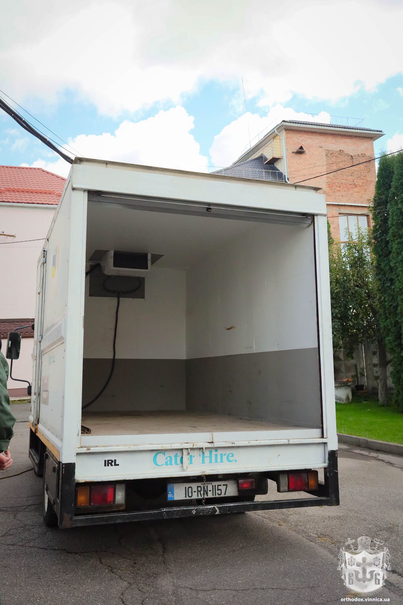 Вінницькі волонтери передали бійцям освячений автомобіль