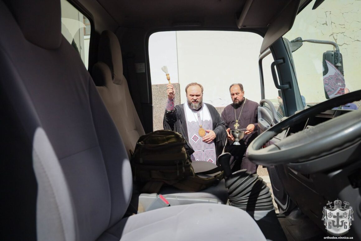 Вінницькі волонтери передали бійцям освячений автомобіль