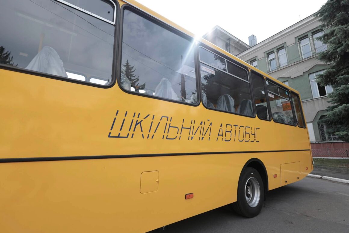 На Вінниччині громадам передали 3 інклюзивні шкільні автобуси