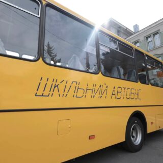 Шкільні автобуси.