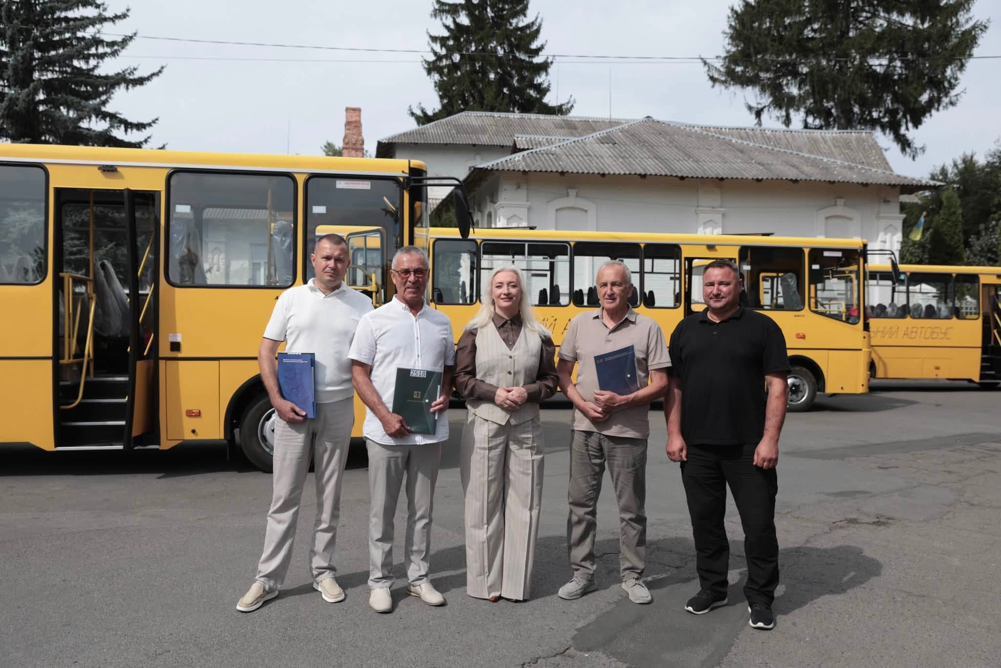 На Вінниччині громадам передали 3 інклюзивні шкільні автобуси
