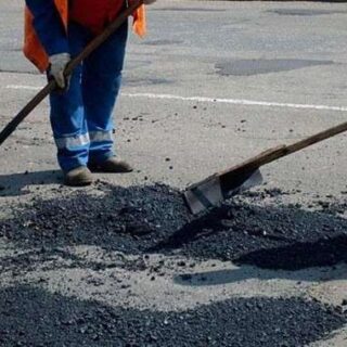 Ремонтують дорогу.