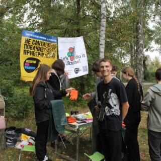 Прибирання території.