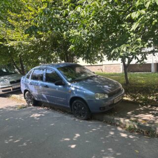 Занедбана автівка.