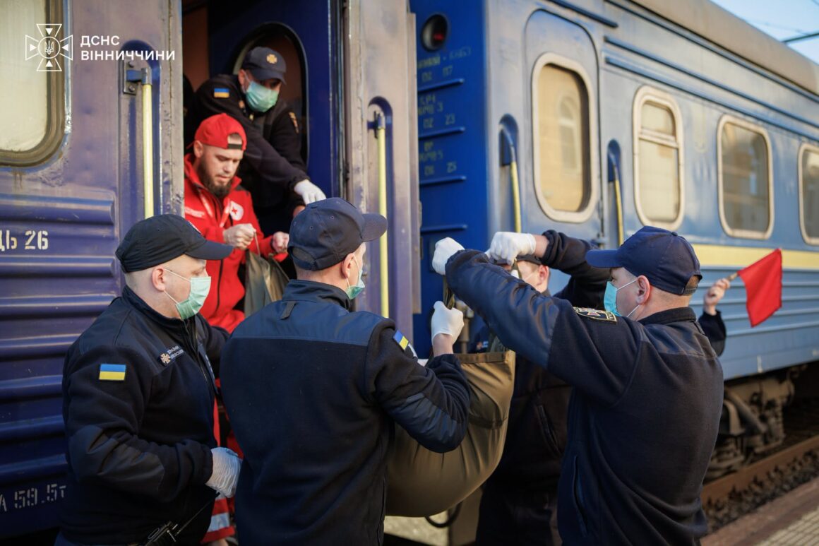 Десятьох мешканців Харківщини евакували до Вінниці через бойові дії