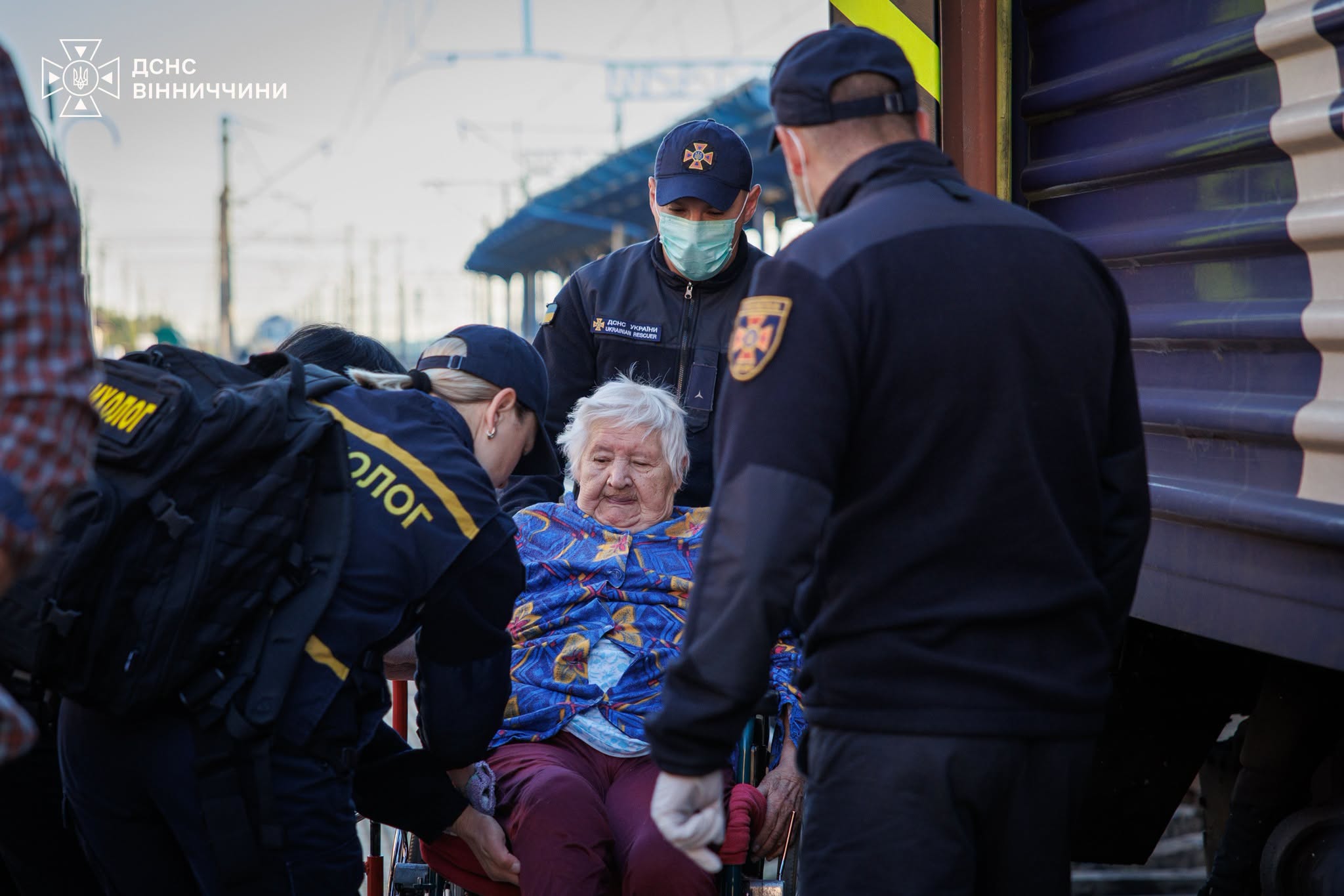 Десятьох мешканців Харківщини евакували до Вінниці через бойові дії